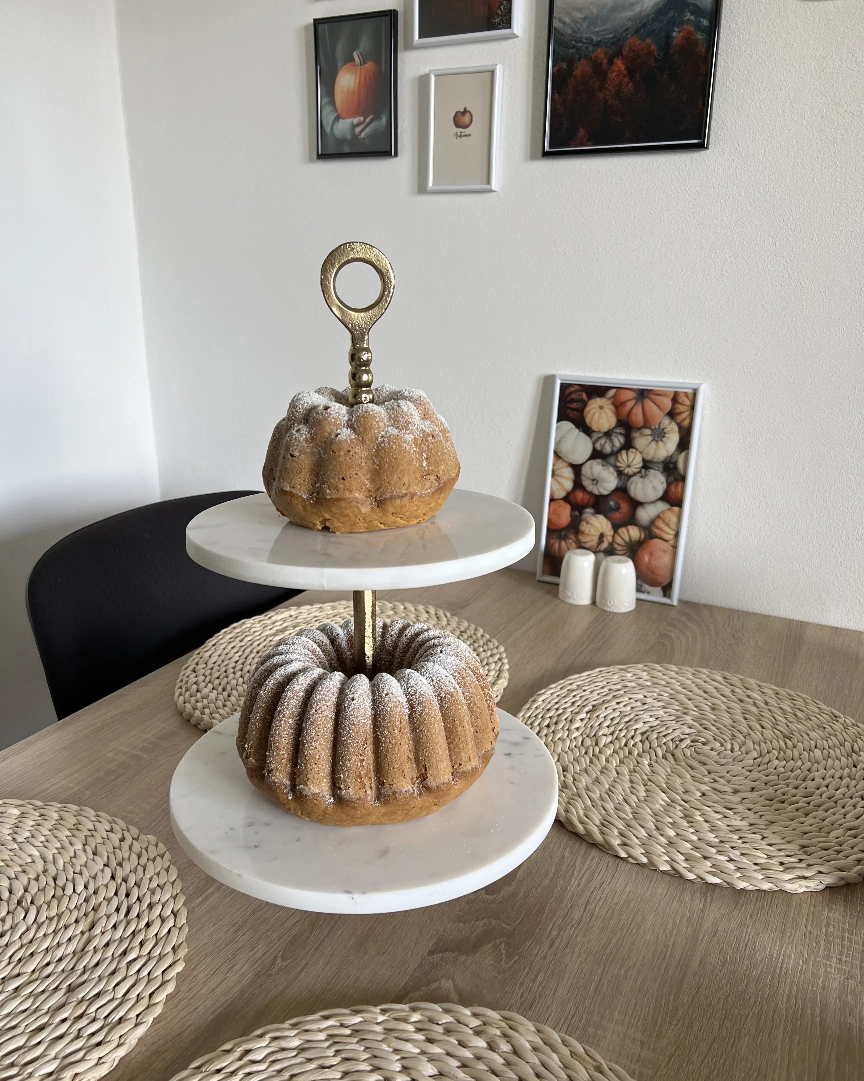 Présentoir à gâteaux à 2 étages en marbre blanc et or 31x50 cm – Aluminium, Fait à la main